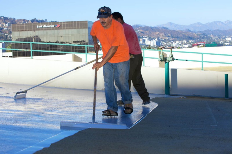 هل يوجد عازل فوق البلاط