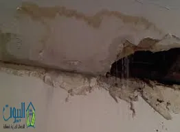 خطورة تسرب الماء من السقف خطورة تسرب الماء من السقف